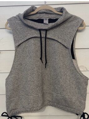 Te Verde cowl neck knit athletic vest Size Medium. Great condition!